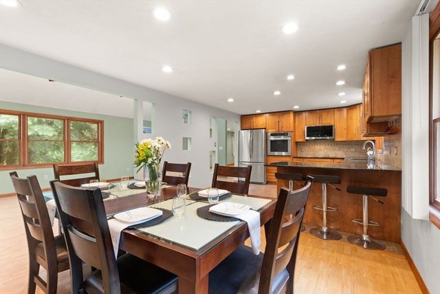 1 Savel Ln, Sharon, MA 02067