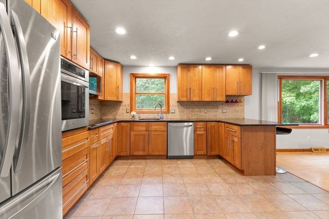 1 Savel Ln, Sharon, MA 02067