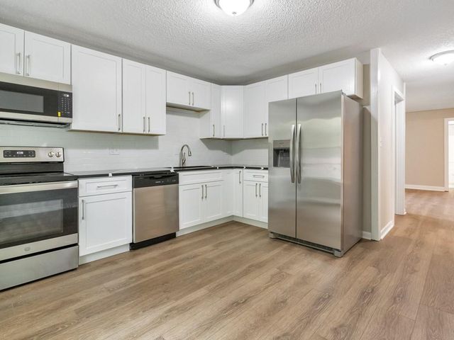 9138 Clubhouse Drive, Riverdale, GA 30274