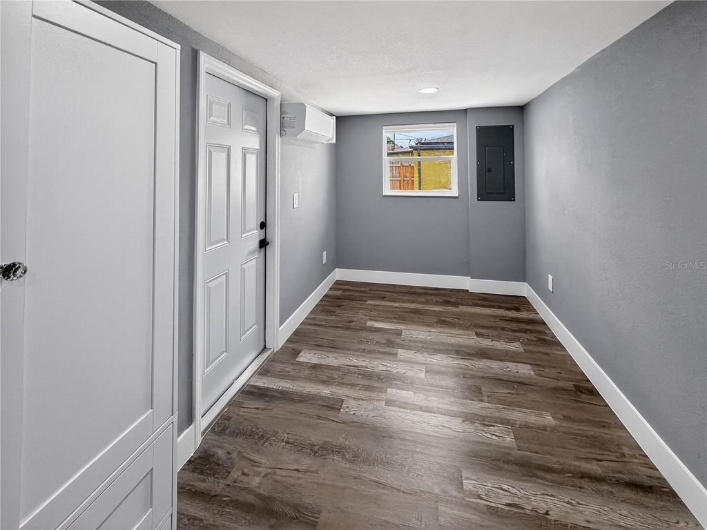 Image 17 of property listing at 2710 W CYPRESS STREET, Tampa, FL 33609