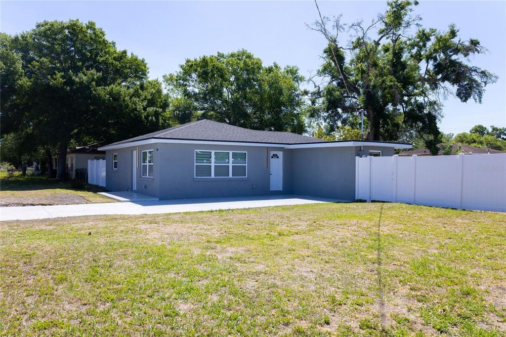 Image 3 of property listing at 2710 W CYPRESS STREET, Tampa, FL 33609