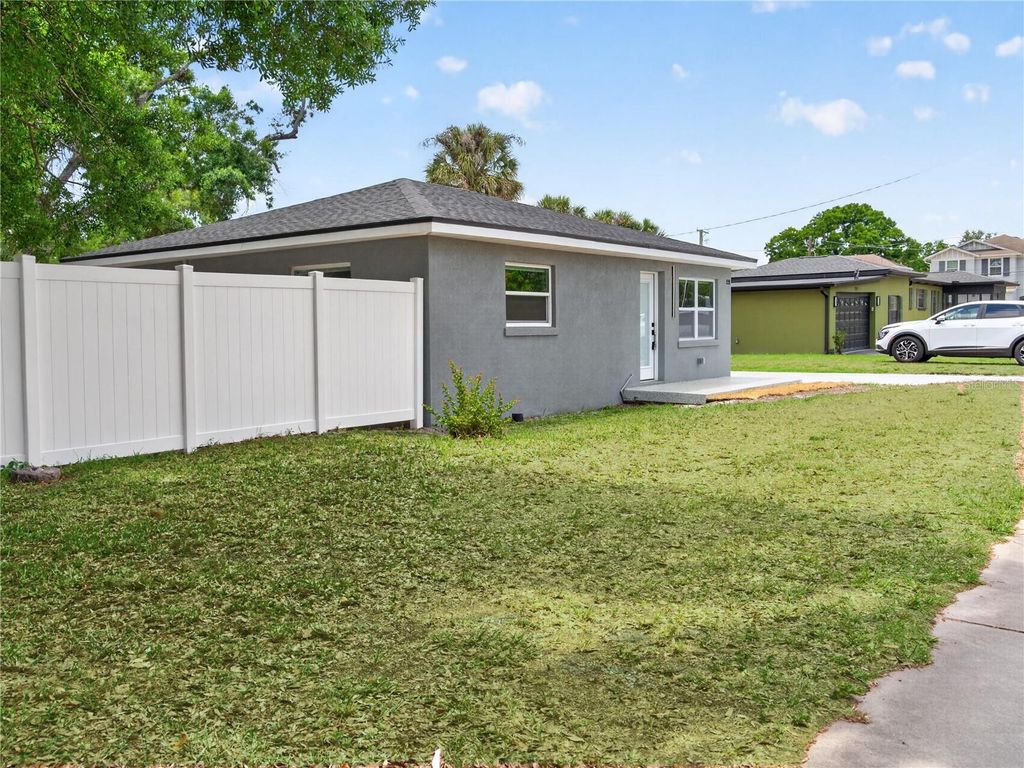 Image 24 of property listing at 2710 W CYPRESS STREET, Tampa, FL 33609