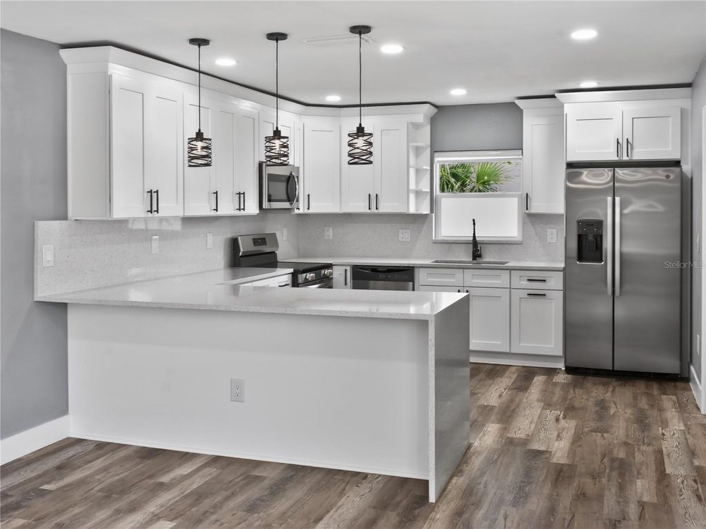 Image 4 of property listing at 2710 W CYPRESS STREET, Tampa, FL 33609