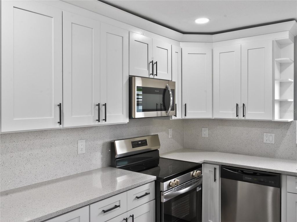 Image 5 of property listing at 2710 W CYPRESS STREET, Tampa, FL 33609