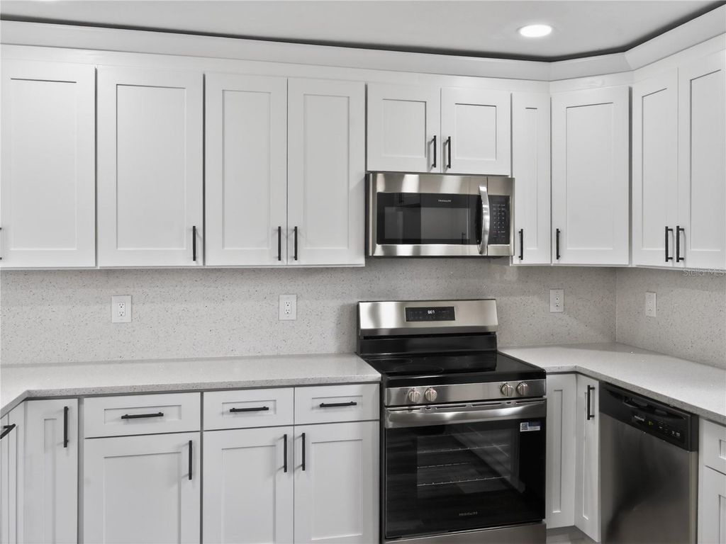 Image 7 of property listing at 2710 W CYPRESS STREET, Tampa, FL 33609