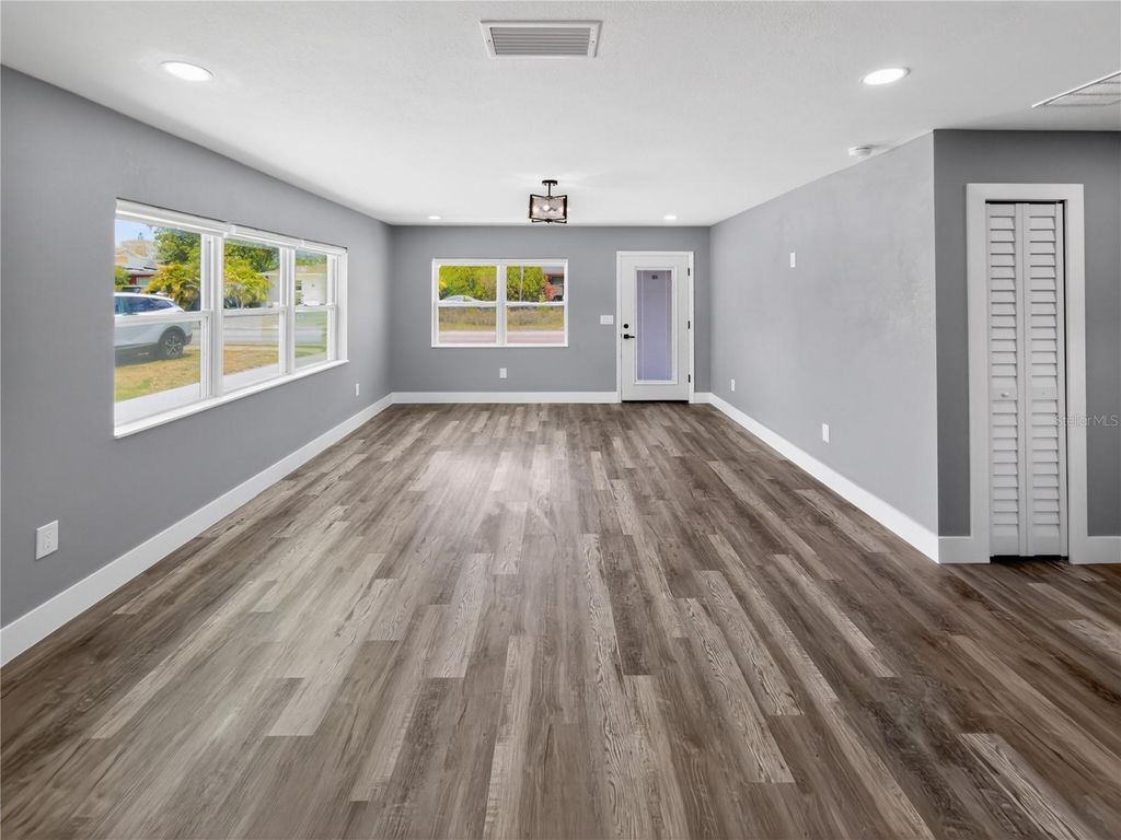 Image 8 of property listing at 2710 W CYPRESS STREET, Tampa, FL 33609