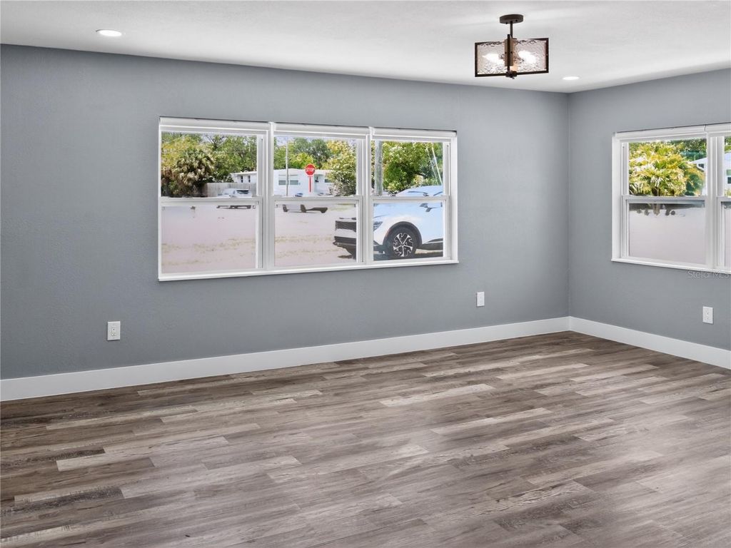 Image 9 of property listing at 2710 W CYPRESS STREET, Tampa, FL 33609