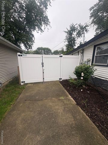 16228 Kirkshire Avenue, Beverly Hills, MI 48025