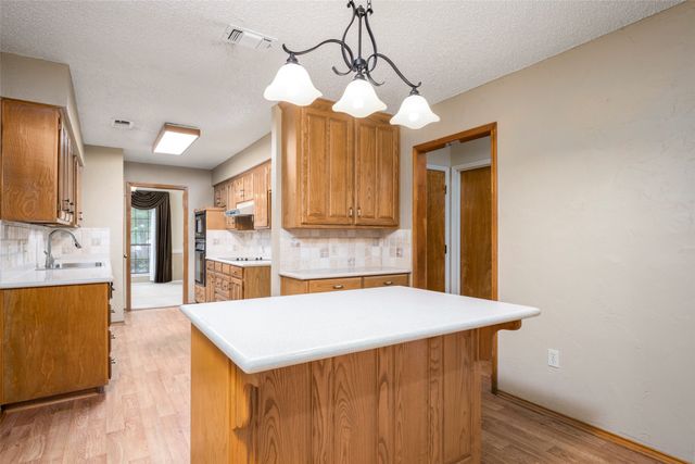 6202 Sandybrook Drive, Arlington, TX 76001