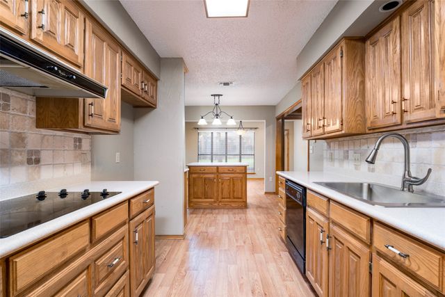 6202 Sandybrook Drive, Arlington, TX 76001