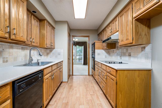 6202 Sandybrook Drive, Arlington, TX 76001
