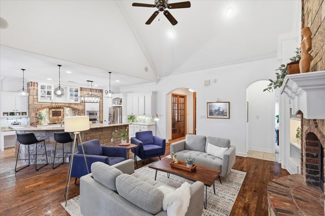 1316 Durango Springs Drive, Fort Worth, TX 76052