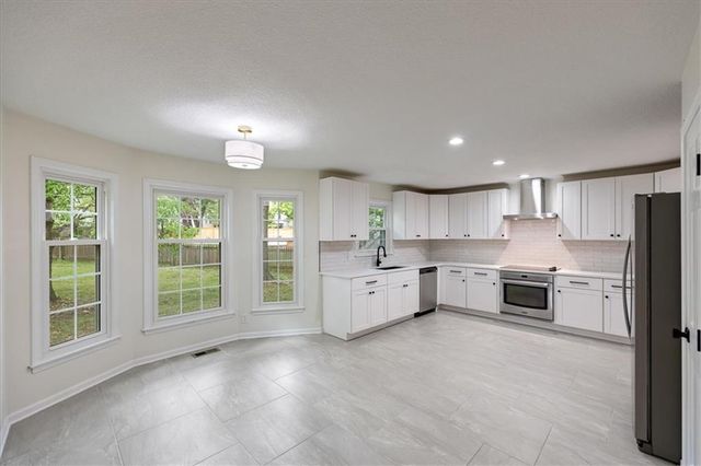 8800 W 115th Street, Overland Park, KS 66210