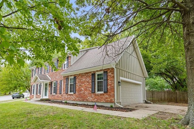 8800 W 115th Street, Overland Park, KS 66210