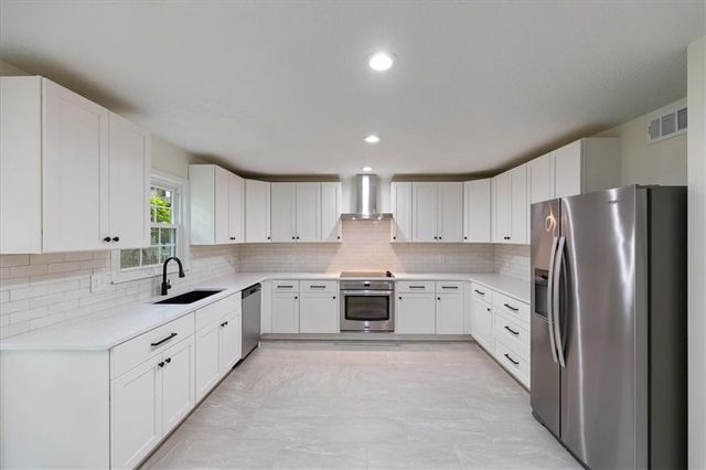 8800 W 115th Street, Overland Park, KS 66210