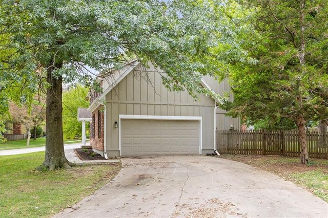 8800 W 115th Street, Overland Park, KS 66210