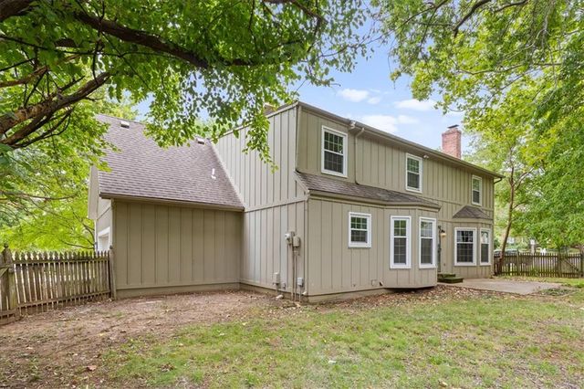 8800 W 115th Street, Overland Park, KS 66210