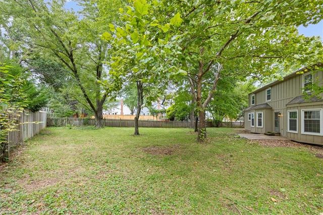8800 W 115th Street, Overland Park, KS 66210