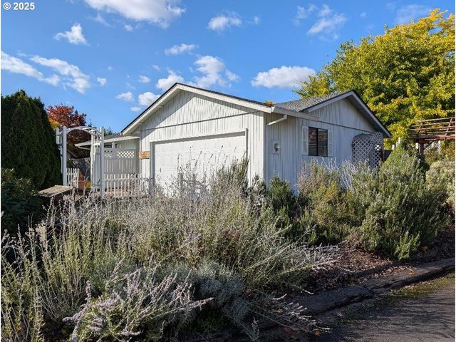 311 Sw JASMINE Ct, Mc Minnville, OR 97128