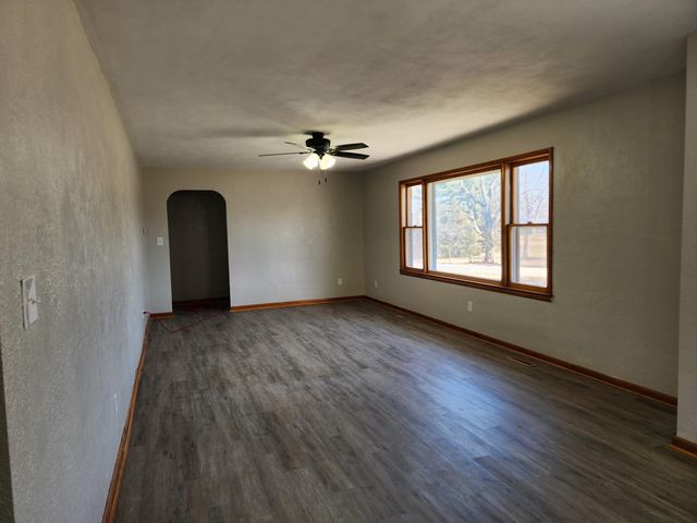 1271 S Plum Lane, Carthage, MO 64836