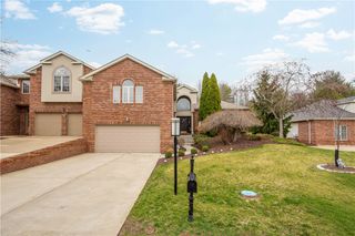157 Fairway Landings Dr, Canonsburg, PA 15317
