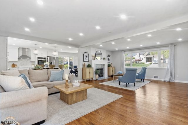 6 Exeter St, Parsippany-troy Hills Twp., NJ 07950