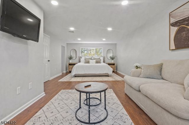 6 Exeter St, Parsippany-troy Hills Twp., NJ 07950