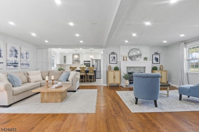 6 Exeter St, Parsippany-troy Hills Twp., NJ 07950