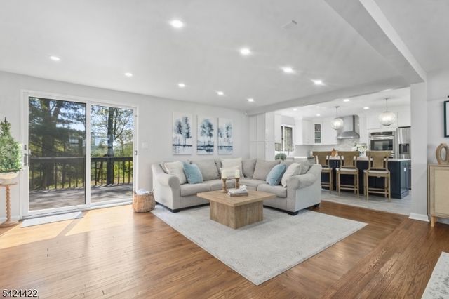 6 Exeter St, Parsippany-troy Hills Twp., NJ 07950