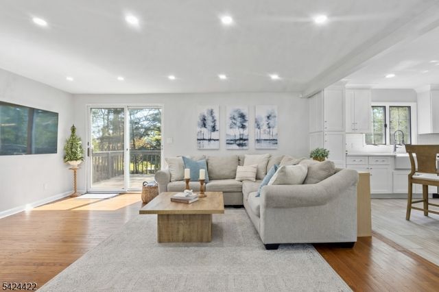 6 Exeter St, Parsippany-troy Hills Twp., NJ 07950