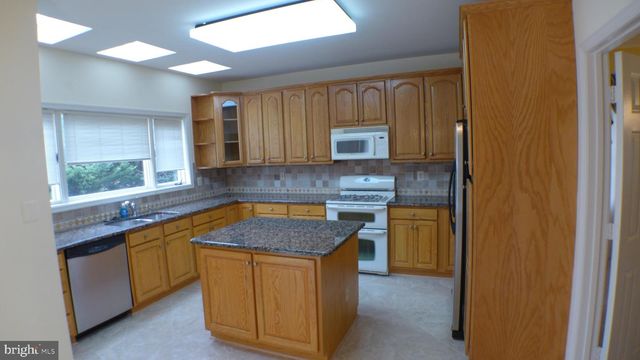 10008 MANOR PL, Fairfax, VA 22032