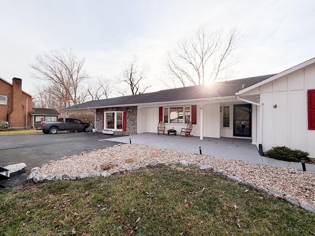 306 Woodbrook DR, Covington, VA 24426