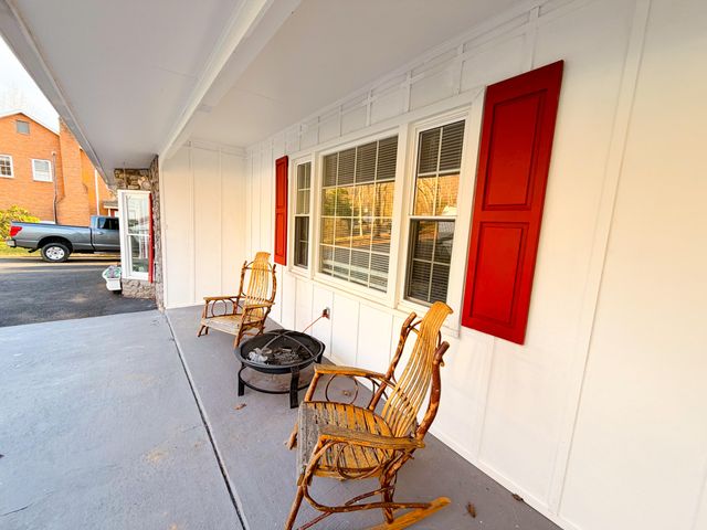 306 Woodbrook DR, Covington, VA 24426