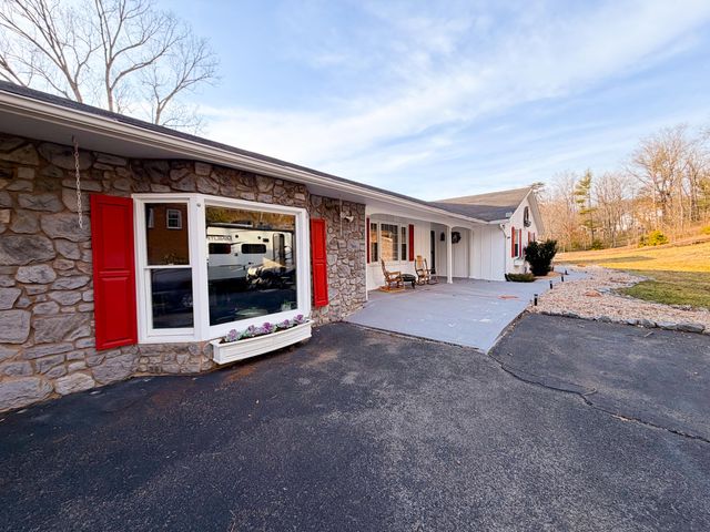 306 Woodbrook DR, Covington, VA 24426