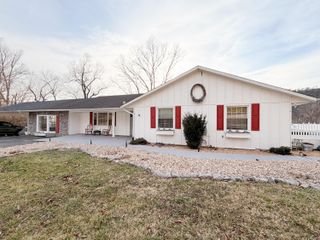 306 Woodbrook DR, Covington, VA 24426