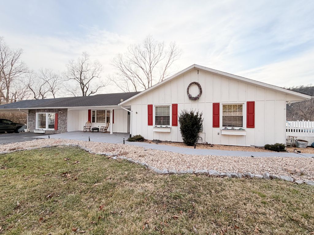 306 Woodbrook DR, Covington, VA 24426