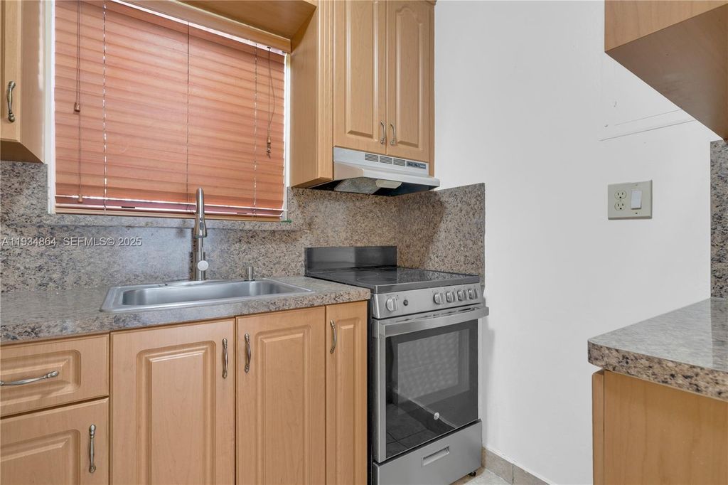 Image 6 of property listing at 47 NW 47th Ave 1, Miami, FL 33126