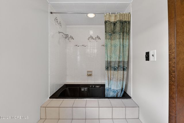 22 River Drive, Marlboro, NJ 07746