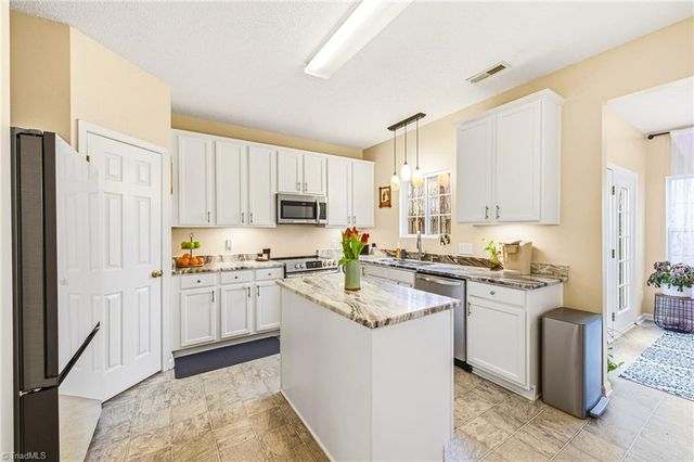 1664 Olivers Crossing Circle, Winston-salem, NC 27127