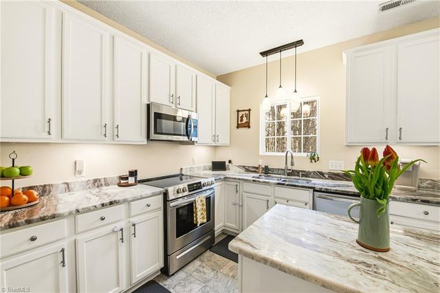 1664 Olivers Crossing Circle, Winston-salem, NC 27127