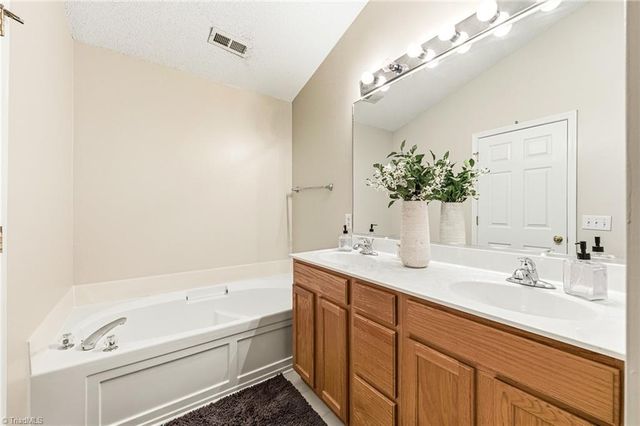 1664 Olivers Crossing Circle, Winston-salem, NC 27127