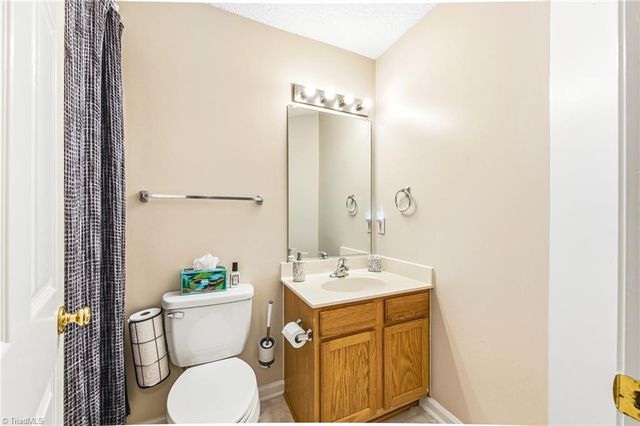 1664 Olivers Crossing Circle, Winston-salem, NC 27127