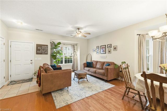 1664 Olivers Crossing Circle, Winston-salem, NC 27127