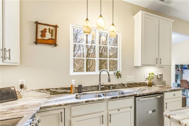 1664 Olivers Crossing Circle, Winston-salem, NC 27127