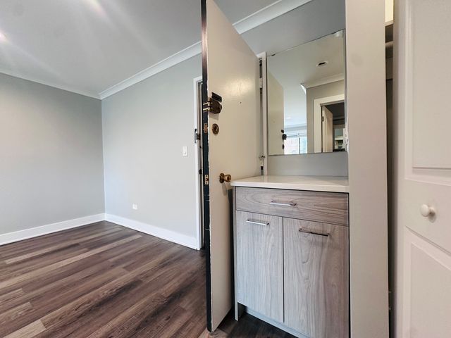 541 W OAKDALE Avenue 403, Chicago, IL 60657