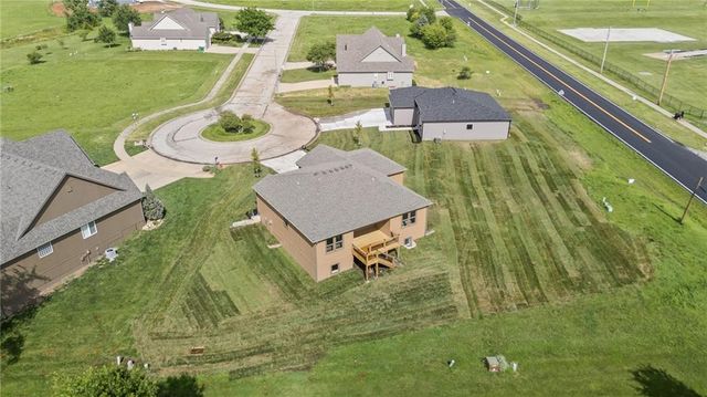 1201 Cottonwood Court, Paola, KS 66071