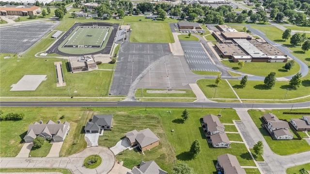 1201 Cottonwood Court, Paola, KS 66071