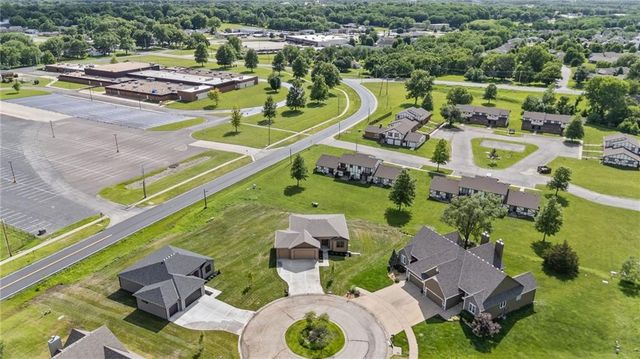 1201 Cottonwood Court, Paola, KS 66071