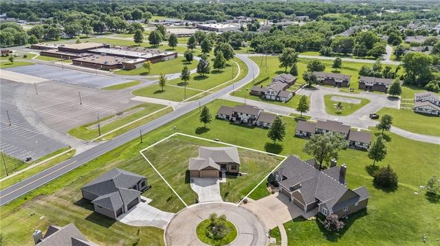 1201 Cottonwood Court, Paola, KS 66071