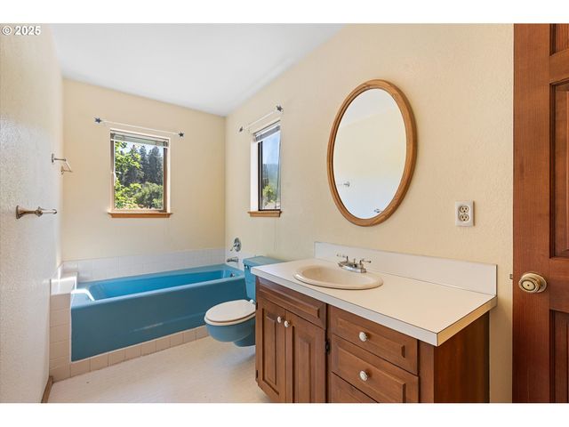 62111 LAKEVIEW Ln, La Grande, OR 97850